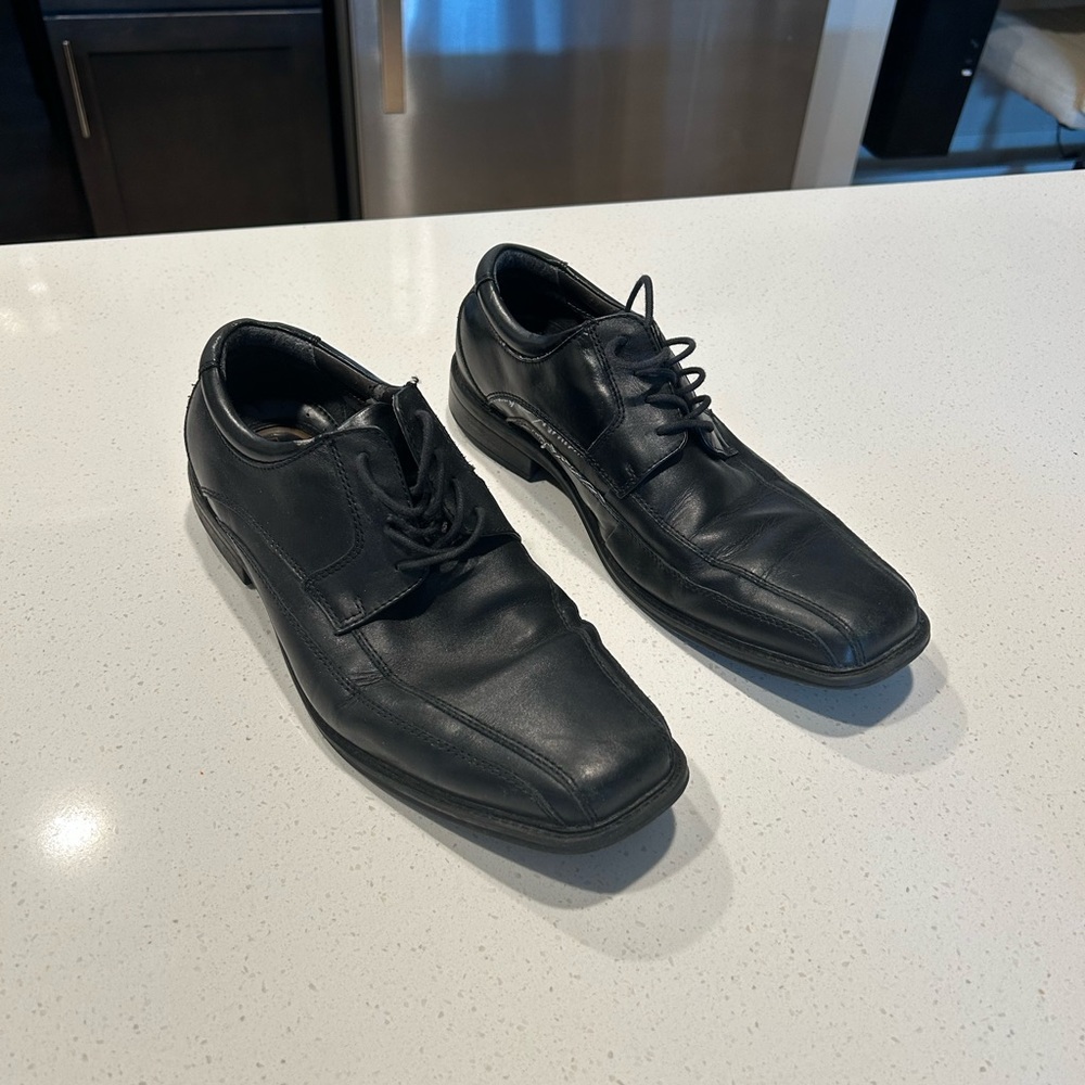 Dockers Black Leather Oxford Shoes with Wingtip Design